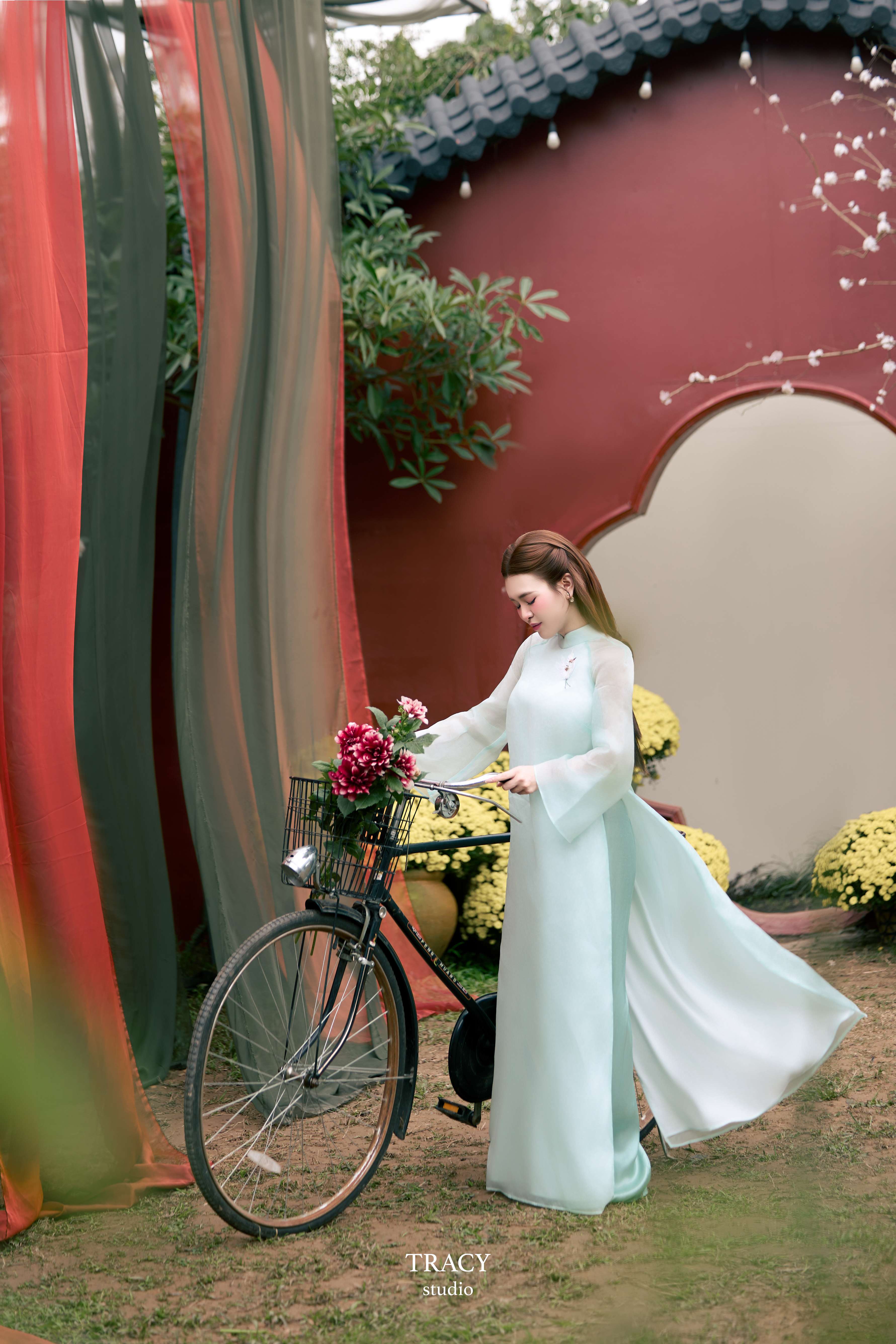 frontend/img/gallery/anh-tet-yem-ao-dai/tracy-studio-chup-ao-dai-dao-xuan (2).jpg